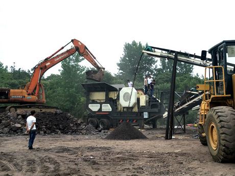 時產200噸移動式石子破碎機作業(yè)現(xiàn)場