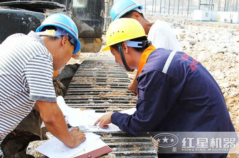 紅星機器技術(shù)人員為客戶現(xiàn)場指導(dǎo)