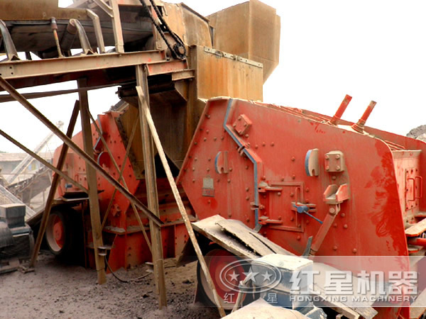 鵝卵石反擊式破碎機破碎現(xiàn)場