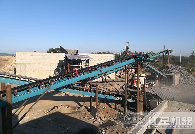 900圓錐破碎機(jī)配置在鄂破之后，如圖現(xiàn)場(chǎng)所示