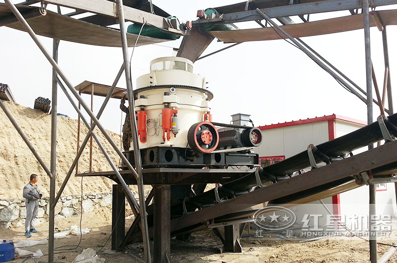 大型石料生產(chǎn)現(xiàn)場，配置顎式破碎機+圓錐破碎機