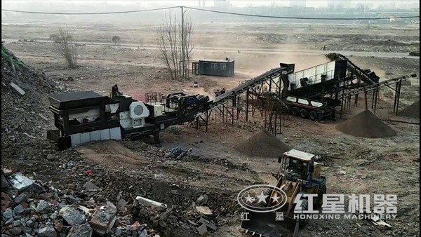 車載移動顎式破石機(jī)山東作業(yè)現(xiàn)場圖