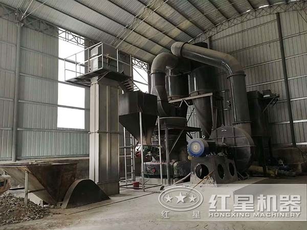 石粉磨粉機(jī)作業(yè)現(xiàn)場 石粉磨粉機(jī)作業(yè)現(xiàn)場