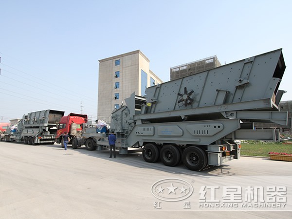 車(chē)頭牽引下正在前行的青石移動(dòng)磕石機(jī) 車(chē)頭牽引下正在前行的青石移動(dòng)磕石機(jī)