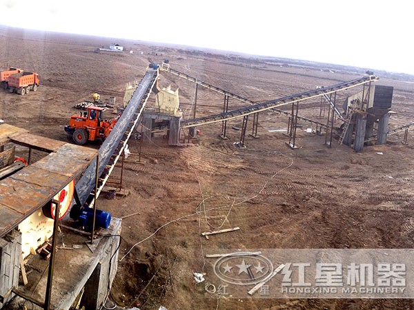 時(shí)產(chǎn)100噸青石破碎生產(chǎn)線作業(yè)現(xiàn)場