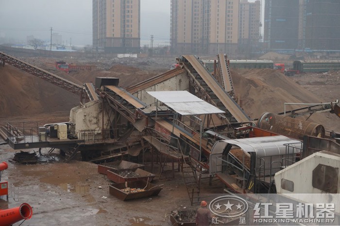 廢舊水泥塊移動(dòng)式粉碎機(jī)工作現(xiàn)場(chǎng)