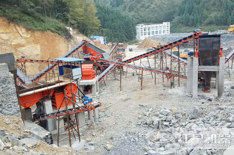 石頭破碎現(xiàn)場(chǎng)，處理中等硬度物料