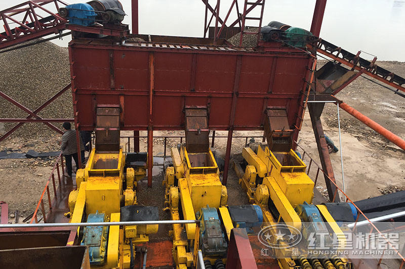 石頭破碎現(xiàn)場(chǎng)，配置對(duì)輥破三臺(tái)