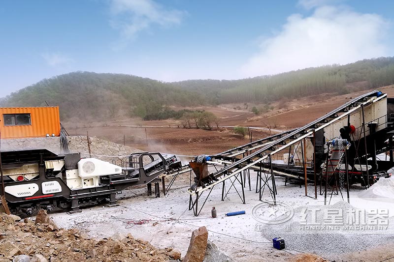 小型移動破碎機(jī)現(xiàn)場