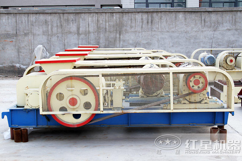 紅星巖石對輥粉碎機(jī)實拍