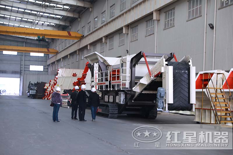 客戶來廠參觀移動(dòng)碎石機(jī)設(shè)備