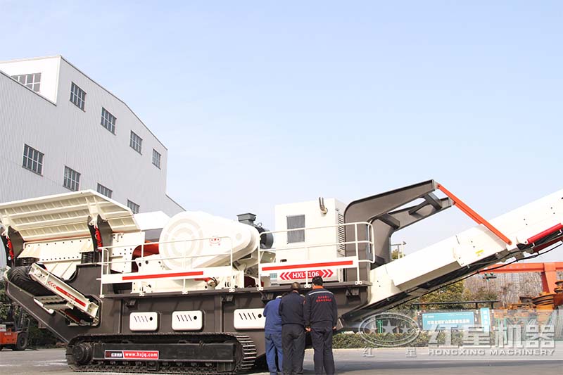 移動(dòng)顎式碎沙機(jī)檢查中、準(zhǔn)備試車