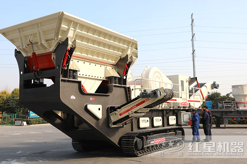 履帶式移動(dòng)破碎站用戶(hù)來(lái)廠參觀