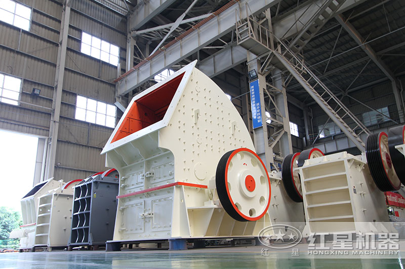 破碎機生產(chǎn)設(shè)備車間一角