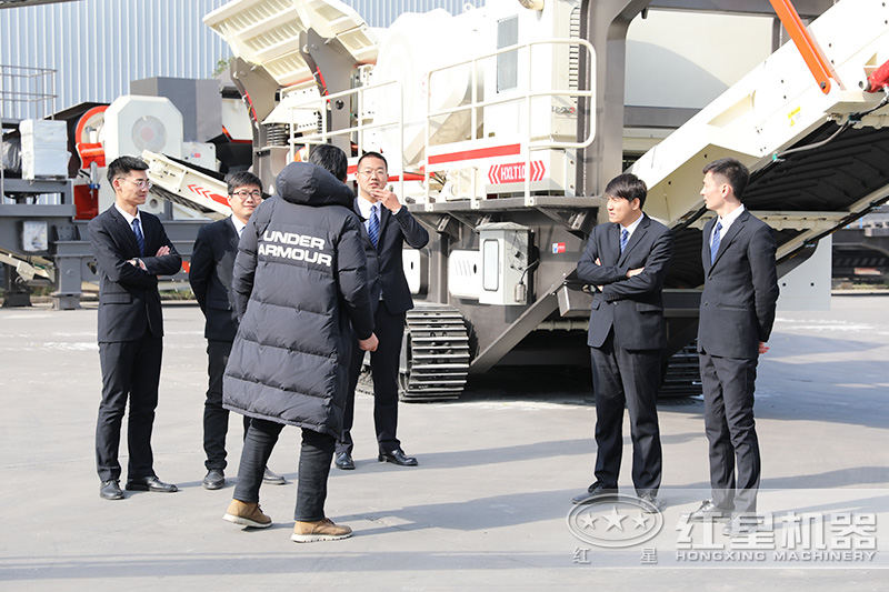 客戶來廠參觀流動(dòng)粉碎機(jī)，專業(yè)團(tuán)隊(duì)一對(duì)一指導(dǎo)講解，現(xiàn)場(chǎng)演示