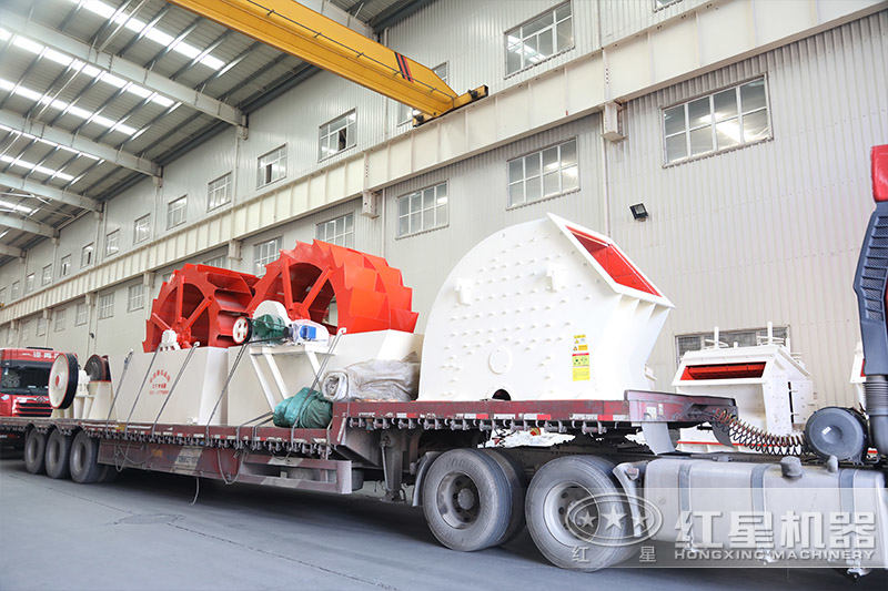 用戶(hù)在錘破車(chē)間參觀考察，技術(shù)人員耐心講解