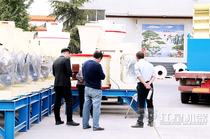 客戶到場參觀，工程師為其量身定制